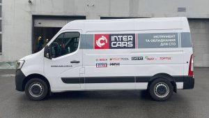 Поклейка реклами на автобус Intercars